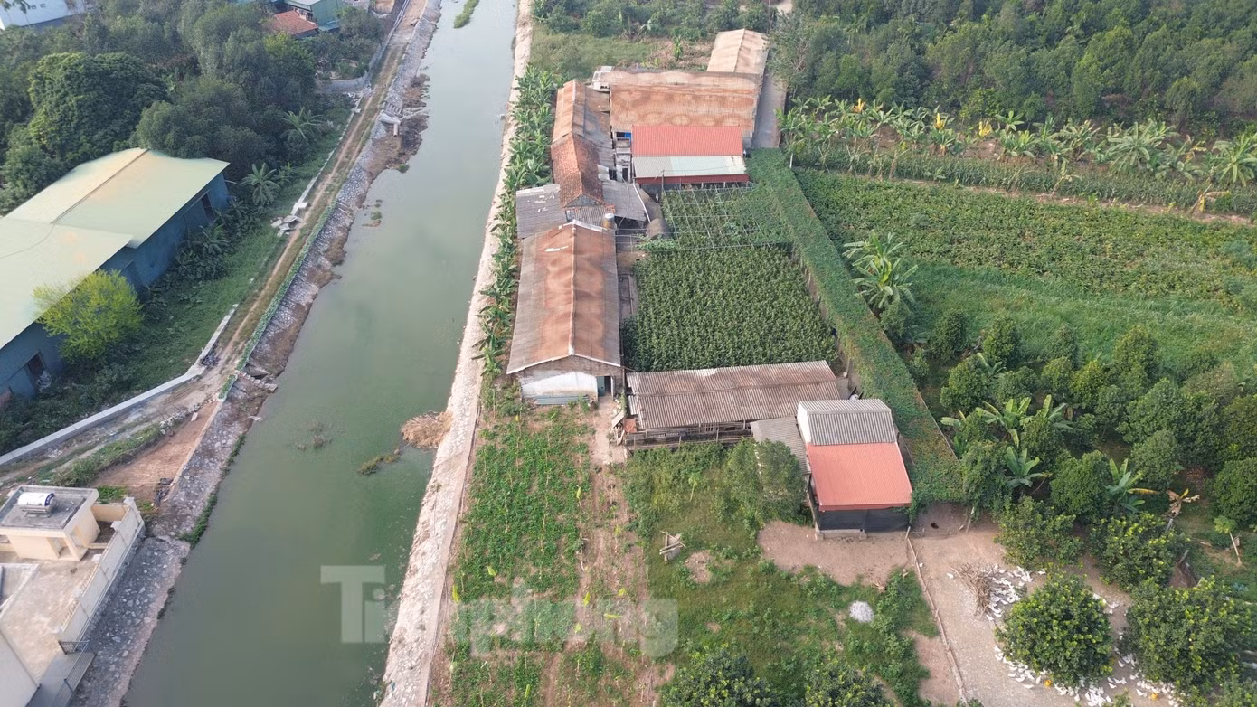 Dự án được phân thành 2 giai đoạn. Giai đoạn 1 là nạo vét sông từ hạ lưu Đập Đáy đến K8+700 và xây dựng cầu Hiệp Thuận đã hoàn thành. Giai đoạn 2 (nạo vét từ K8+700 đến cầu Mai Lĩnh, phường Yên Nghĩa, quận Hà Đông với dài 14,4 km; xây dựng 6 cầu qua sông và nâng cấp 5 trạm bơm ven sông) hiện chưa cân đối được nguồn vốn nên chưa thể triển khai thực hiện (ảnh: Sông Đáy đoạn qua xã Hát Môn, huyện Đan Phượng).