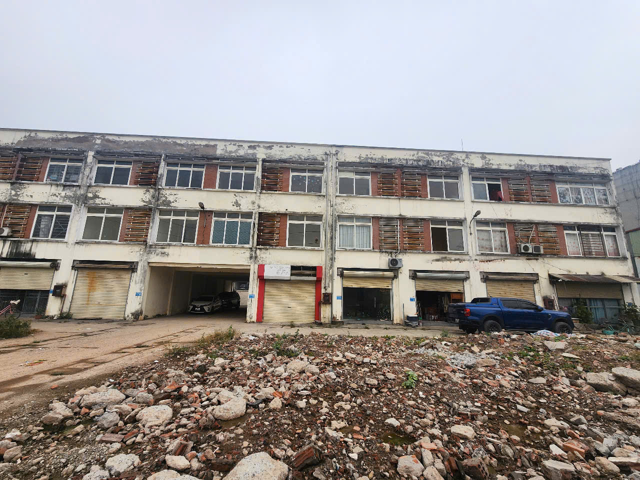 Về những sai phạm tại dự án trên, UBND phường Đồng Mai cho biết: Chủ đầu tư đã tổ chức lập thiết kế, thẩm tra, phê duyệt thiết kế bản vẽ không phù hợp với quy hoạch chi tiết tỉ lệ 1/500 được UBND quận Hà Đông điều chỉnh, được Sở Xây dựng tham gia góp ý kiến. Chủ đầu tư cũng không tổ chức thẩm định thiết kế bản vẽ thi công công trình thuộc dự án trước khi phê duyệt; không xác nhận vào bản vẽ trước khi thi công; chưa có văn bản thẩm duyệt thiết kế PCCC. Ảnh: Khuôn viên bên trong chợ ngổn ngang gạch đá Về những sai phạm tại dự án trên, UBND phường Đồng Mai cho biết: Chủ đầu tư đã tổ chức lập thiết kế, thẩm tra, phê duyệt thiết kế bản vẽ không phù hợp với quy hoạch chi tiết tỉ lệ 1/500 được UBND quận Hà Đông điều chỉnh, được Sở Xây dựng tham gia góp ý kiến. Chủ đầu tư cũng không tổ chức thẩm định thiết kế bản vẽ thi công công trình thuộc dự án trước khi phê duyệt; không xác nhận vào bản vẽ trước khi thi công; chưa có văn bản thẩm duyệt thiết kế PCCC. Ảnh: Khuôn viên bên trong chợ ngổn ngang gạch đá