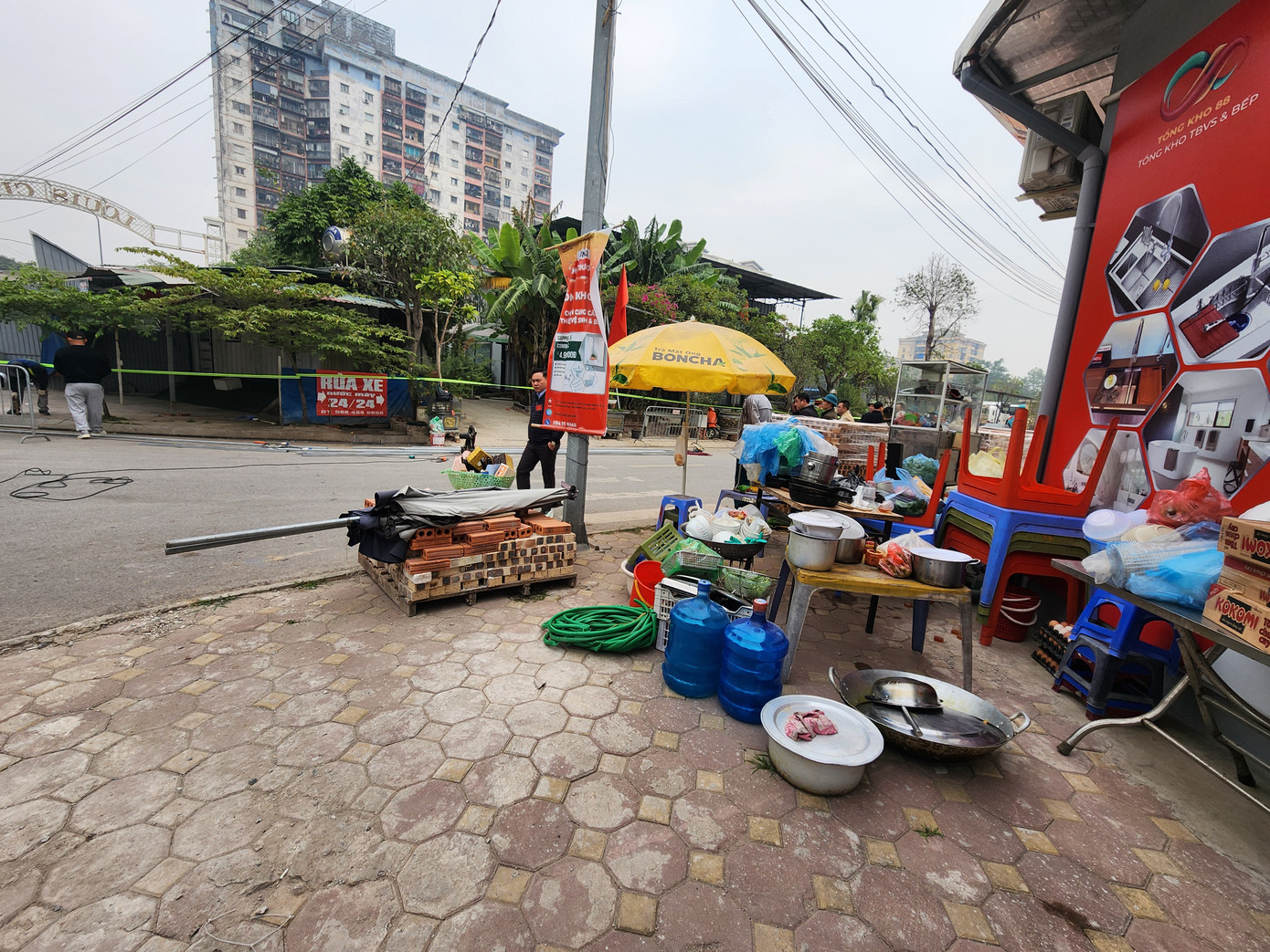 Chính quyền địa phương đã nhiều lần tuyên truyền, vận động các hộ dân hoàn trả mặt bằng để thực hiện dự án, nhưng các đối tượng chiếm đất không tự nguyện chấp hành.