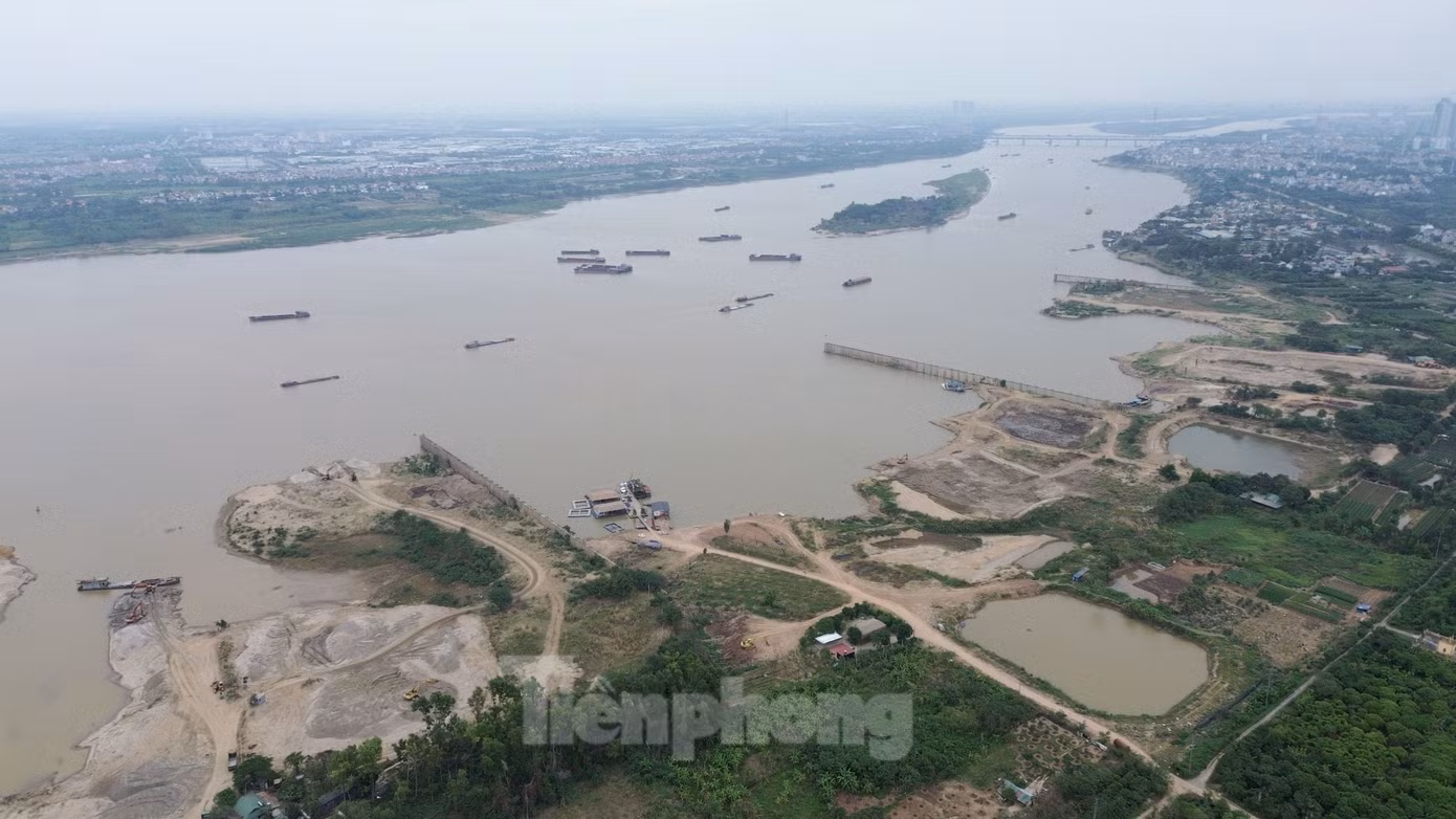 Khu vực sông Hồng thuộc phường Thượng Cát, quận Bắc Từ Liêm. Khu vực này dự kiến sẽ xây dựng cầu Thượng Cát. Khu vực sông Hồng thuộc phường Thượng Cát, quận Bắc Từ Liêm. Khu vực này dự kiến sẽ xây dựng cầu Thượng Cát.