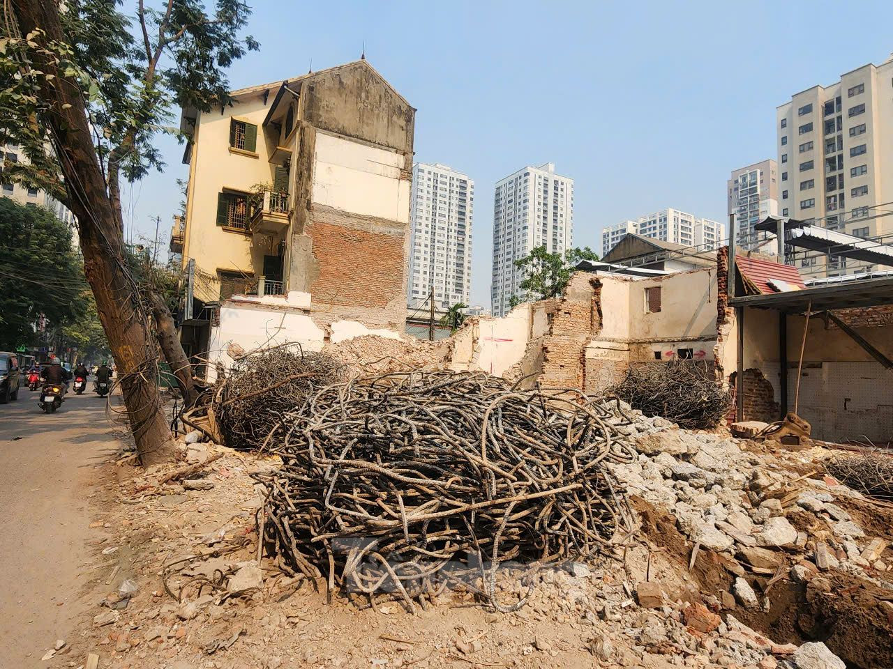 Phế thải xây dựng được người dân thu gom thành từng đống hơn.