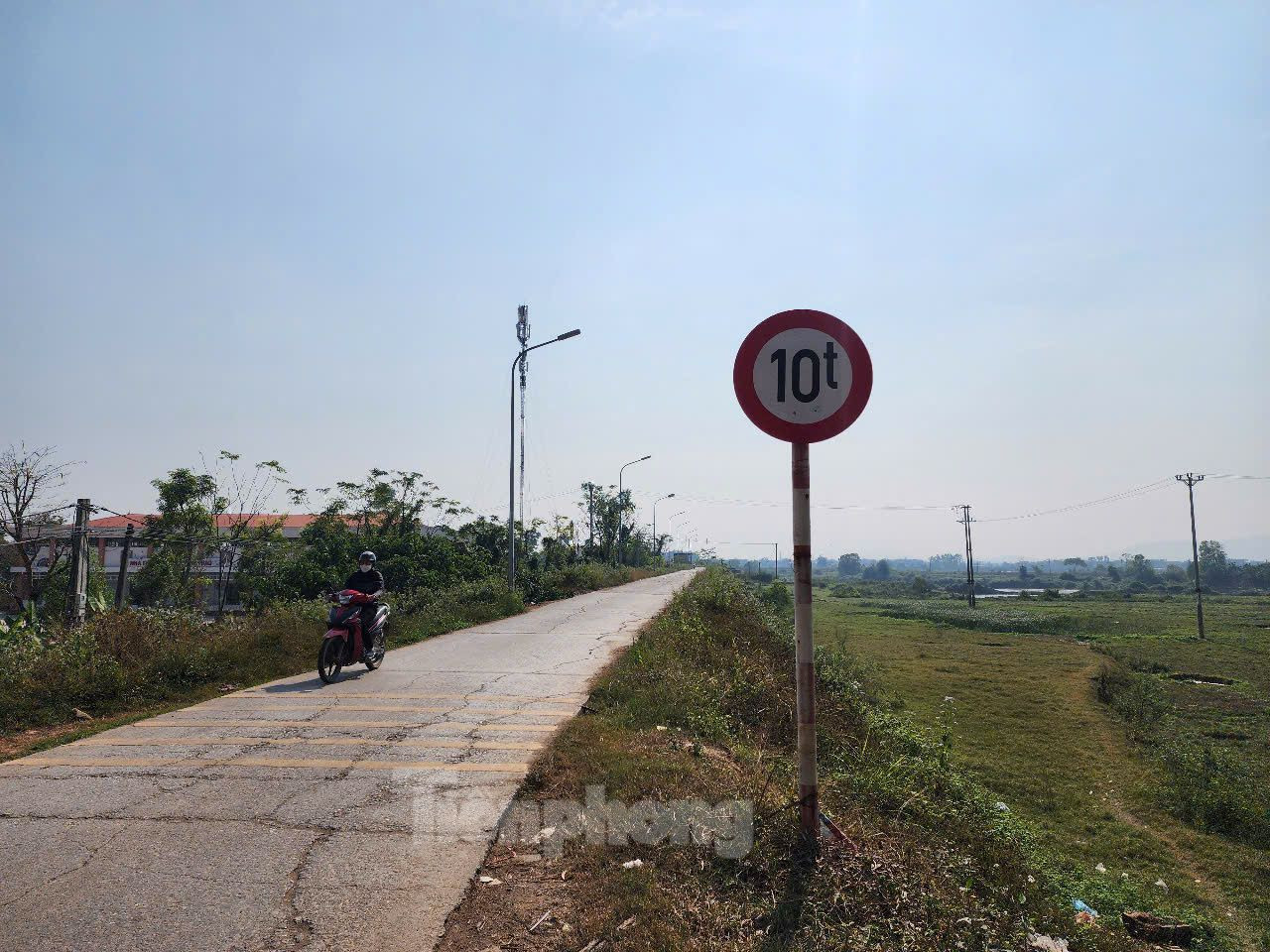 Ông Nghĩa cho biết, hiện nay người và phương tiện dưới 10 tấn vẫn được di chuyển trên đê.