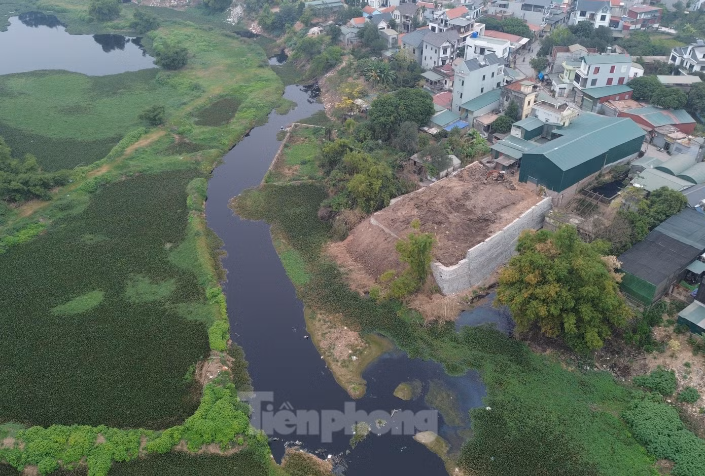 Để giảm ô nhiễm sông Đáy, UBND thành phố Hà Nội đã yêu các sở, ngành, đơn vị liên quan của thành phố đã tăng cường công tác thanh, kiểm tra, giám sát các tổ chức, cá nhân, cơ sở sản xuất, kinh doanh, dịch vụ, y tế … trong lĩnh vực bảo vệ môi trường, tài nguyên nước (ảnh: Người dân xã Vân Côn, huyện Hoài Đức lấn chiếm dòng sông Đáy).