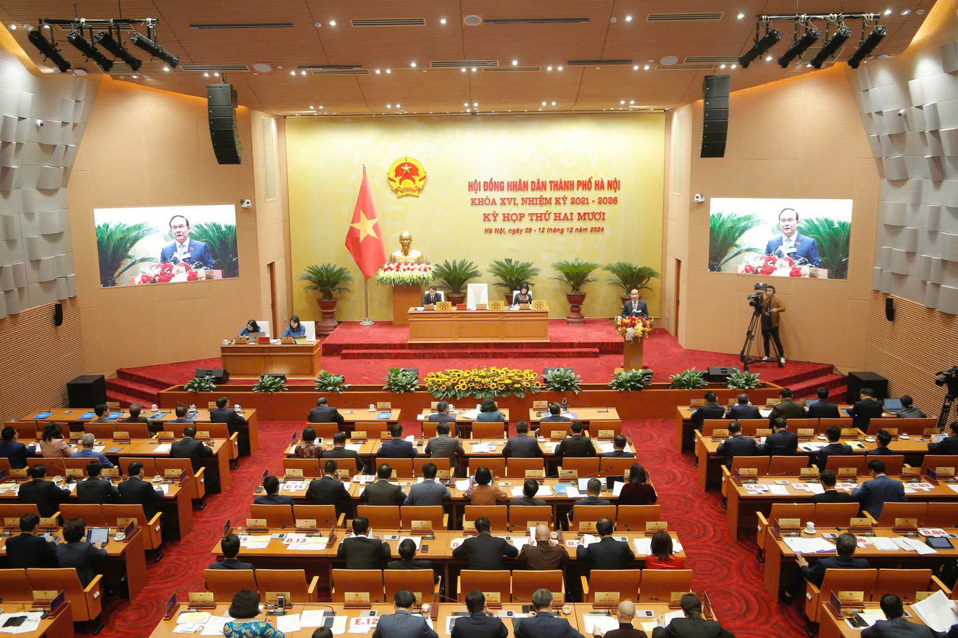 Toàn cảnh phiên chất vấn của HĐND TP. Hà Nội ngày 11/12 Toàn cảnh phiên chất vấn của HĐND TP. Hà Nội ngày 11/12