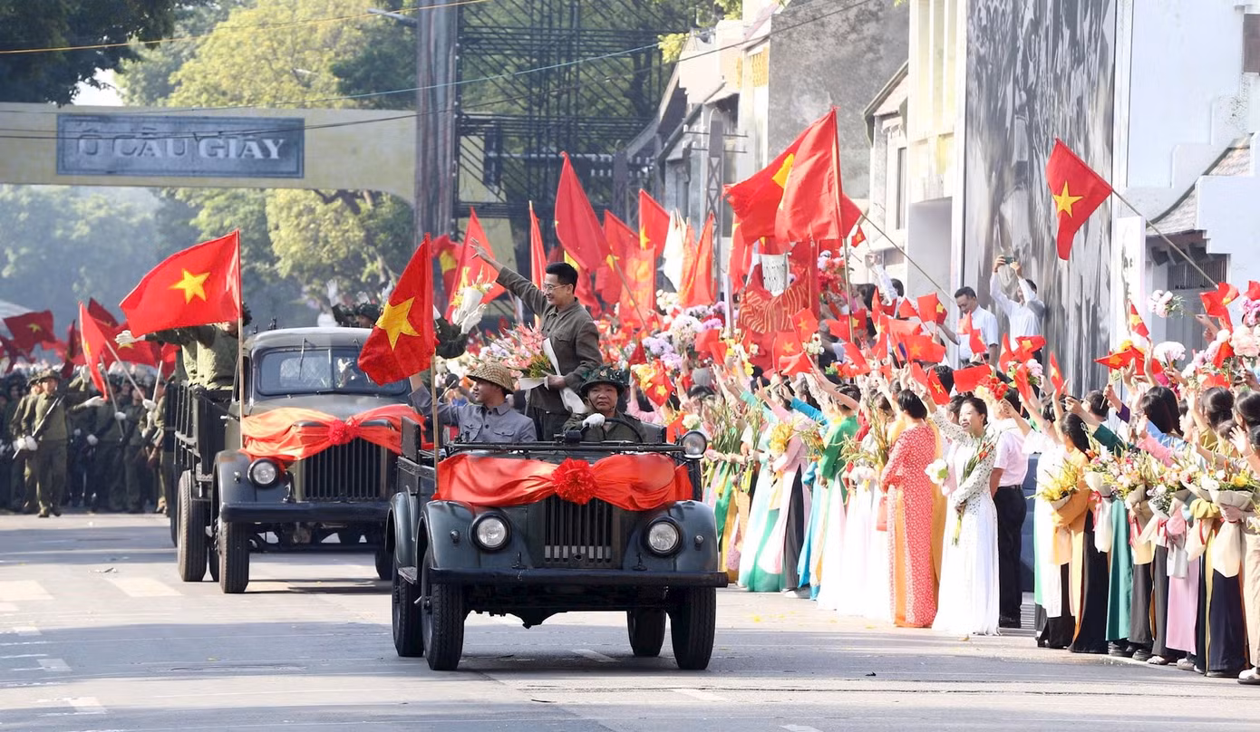 Màn thực cảnh “Ngày về chiến thắng” tại khu vực hồ Hoàn Kiếm trong chương trình “Ngày hội Văn hóa vì hòa bình” chào mừng kỷ niệm 70 năm Ngày Giải phóng Thủ đô.