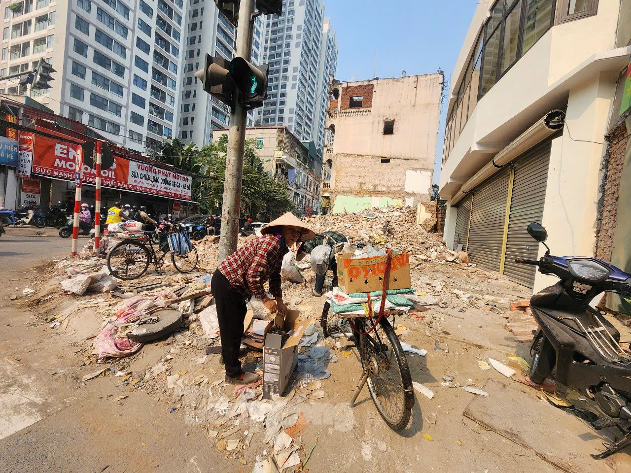 Một số người dân thu gom phế liệu tại các công trình đang tháo dỡ