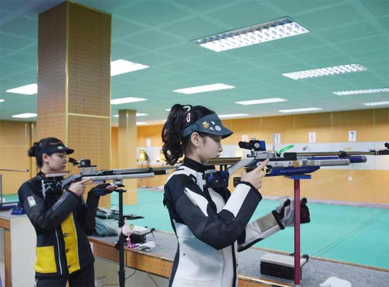 Sau khi dự án xây dựng Trung tâm thể thao quân đội được hoàn thành, các xạ thủ quân đội có thêm nơi luyện tập. Ảnh: Các xạ thủ quân đội luyện tập súng trường.