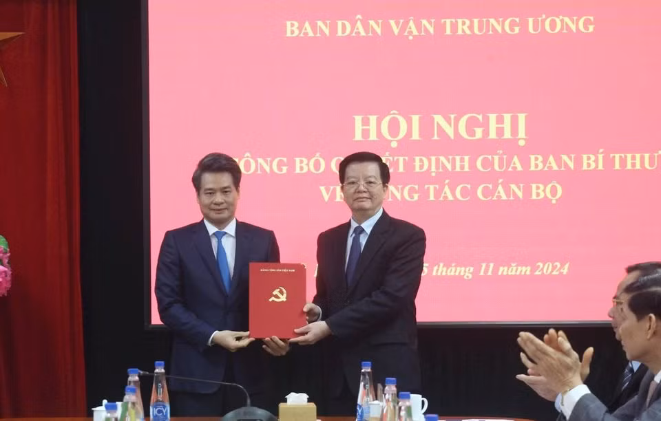 Trưởng ban Dân vận Trung ương Mai Văn Chính trao Quyết định của Ban Bí thư cho ông Nguyễn Quang Đức (bên trái).