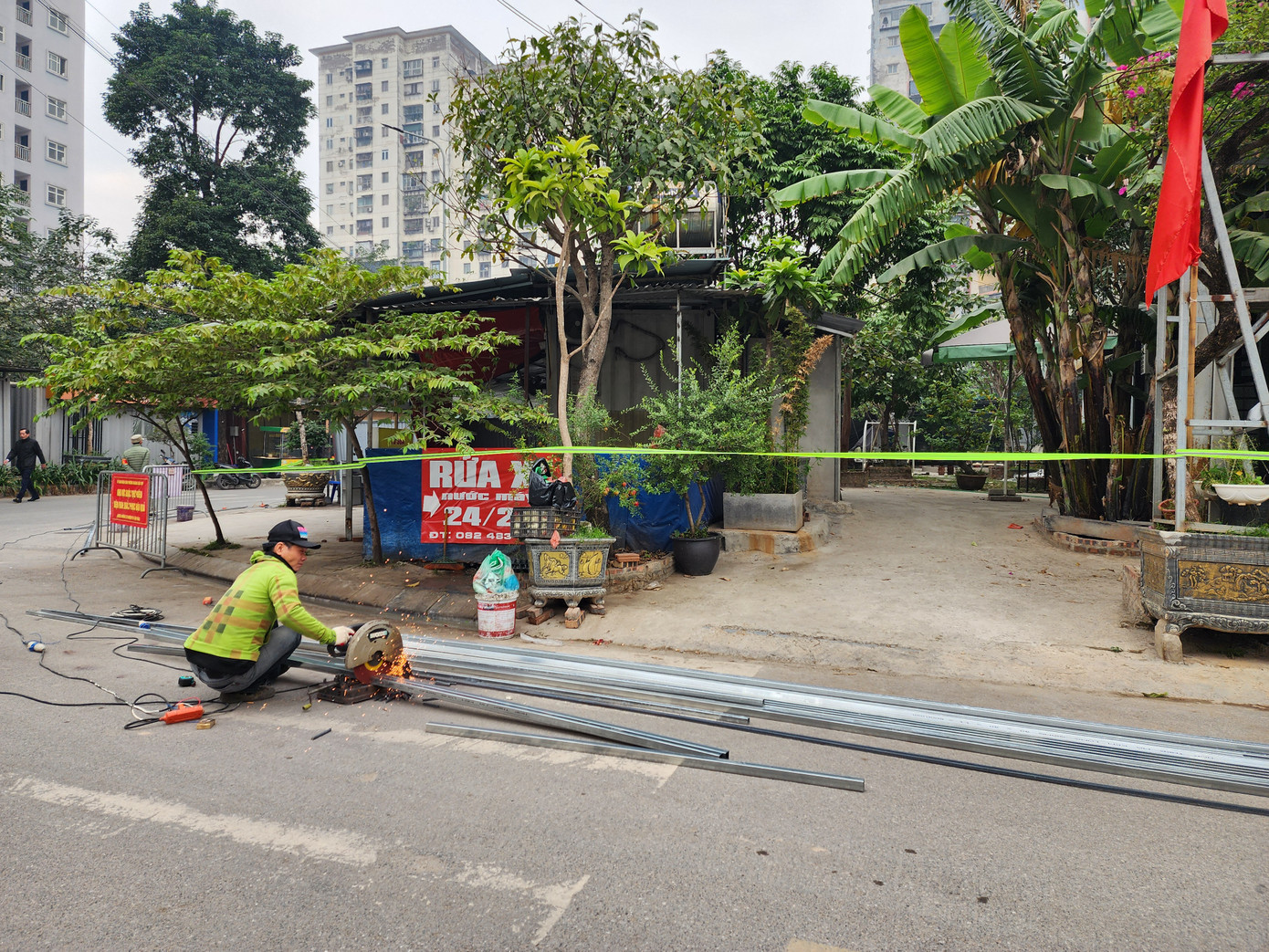 Hiện trạng khu đất trước khi cưỡng chế là các công trình xây dựng trên đất, bãi đỗ xe trái phép, cây cảnh...
