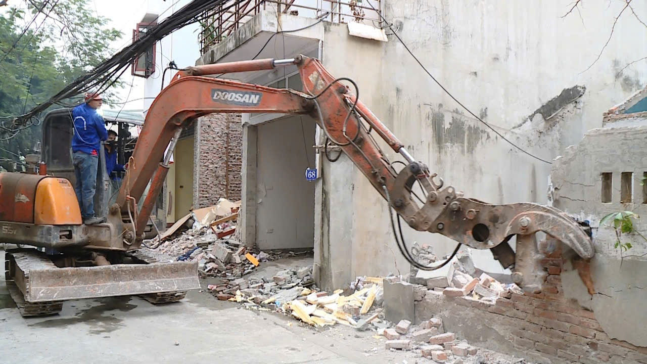 Lực lượng chức năng quận Hà Đông tiến hành cưỡng chế thu hồi đất ngày 17/12. Lực lượng chức năng quận Hà Đông tiến hành cưỡng chế thu hồi đất ngày 17/12.