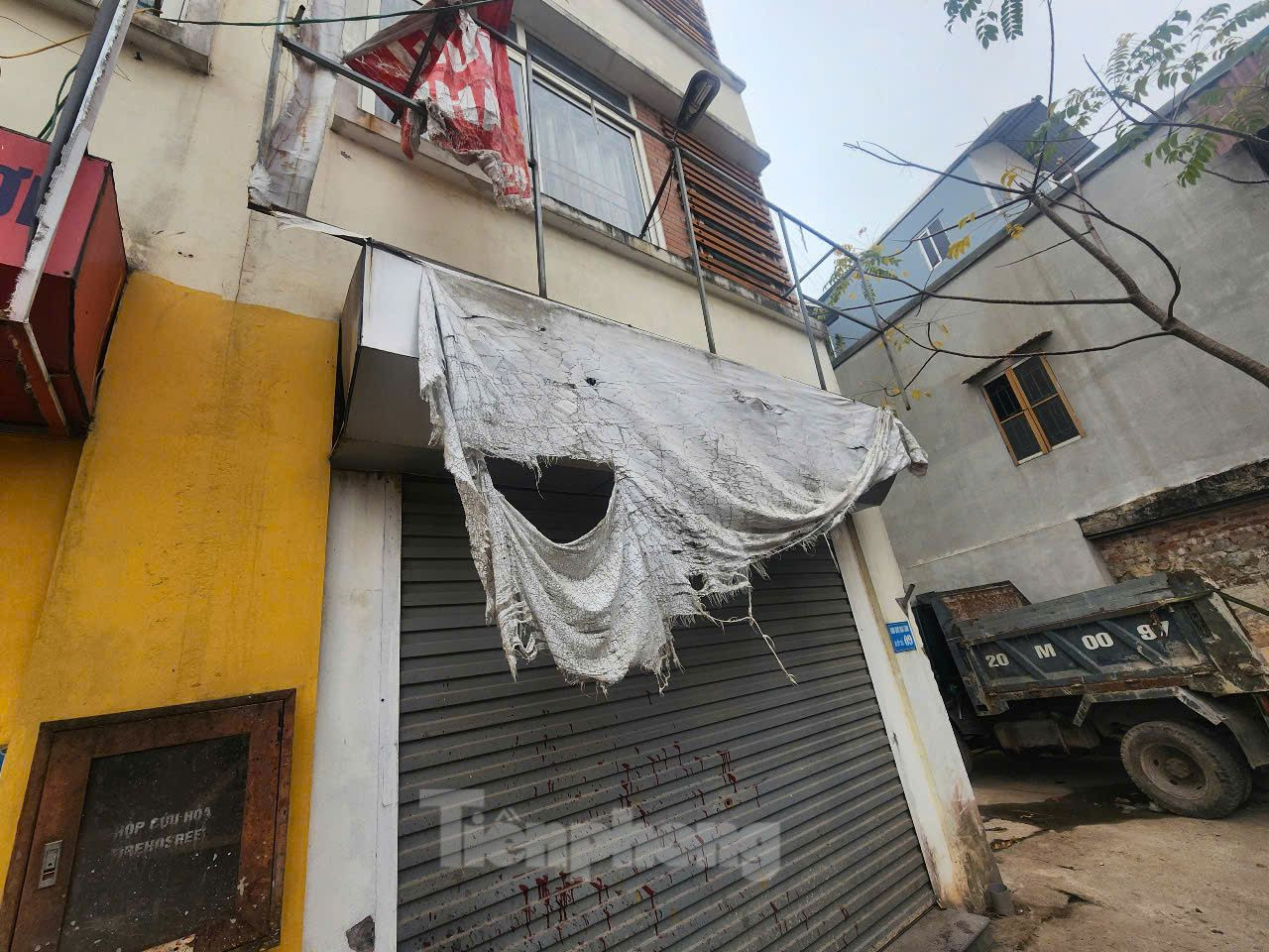 Bên cạnh đó, hồ sơ thiết kế bản vẽ thi công chỉ được đóng dấu xác nhận đã thẩm tra chưa ghi rõ ngày tháng và ký tên cán bộ thẩm tra. Chủ đầu tư chưa xác nhận bằng chữ ký và đóng dấu phê duyệt vào trong bản vẽ thi công. Không những thế, công trình thi công khi chưa được cấp phép xây dựng theo quy định. Quá trình tổ chức thi công không phù hợp theo thiết kế cơ sở và quy hoạch được duyệt. Ảnh: Một ki ốt tại chợ đang đóng cửa Bên cạnh đó, hồ sơ thiết kế bản vẽ thi công chỉ được đóng dấu xác nhận đã thẩm tra chưa ghi rõ ngày tháng và ký tên cán bộ thẩm tra. Chủ đầu tư chưa xác nhận bằng chữ ký và đóng dấu phê duyệt vào trong bản vẽ thi công. Không những thế, công trình thi công khi chưa được cấp phép xây dựng theo quy định. Quá trình tổ chức thi công không phù hợp theo thiết kế cơ sở và quy hoạch được duyệt. Ảnh: Một ki ốt tại chợ đang đóng cửa