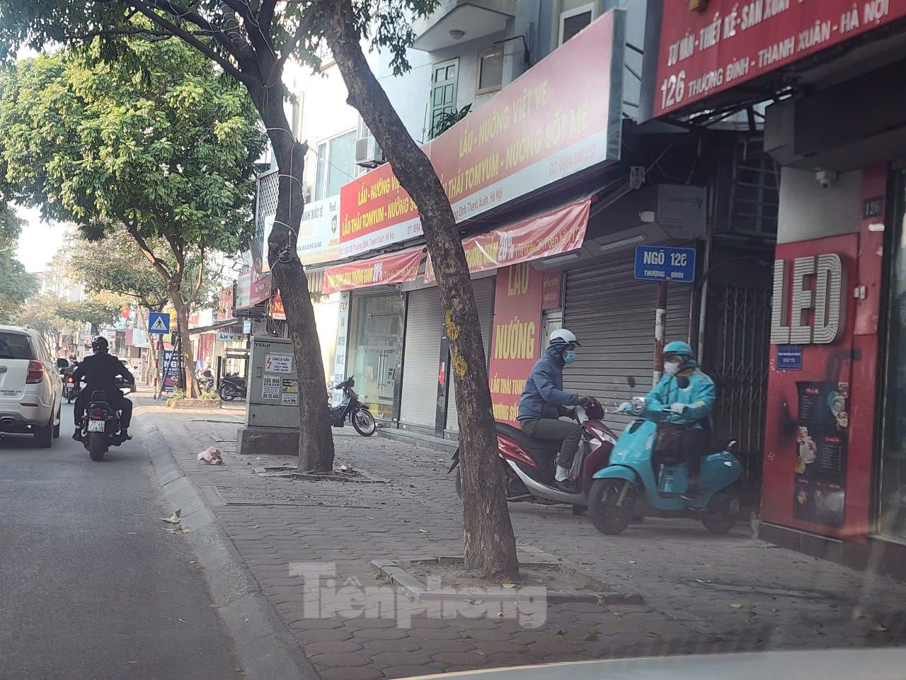 Sau khi dư luận lên tiếng, cho rằng việc tự ý dựng barie là vi phạm pháp luật, UBND phường Thượng Đình đã họp với đại diện các khu cư dân và đã thống nhất mở barie để người dân đi lại từ cuối tháng 11/2023.