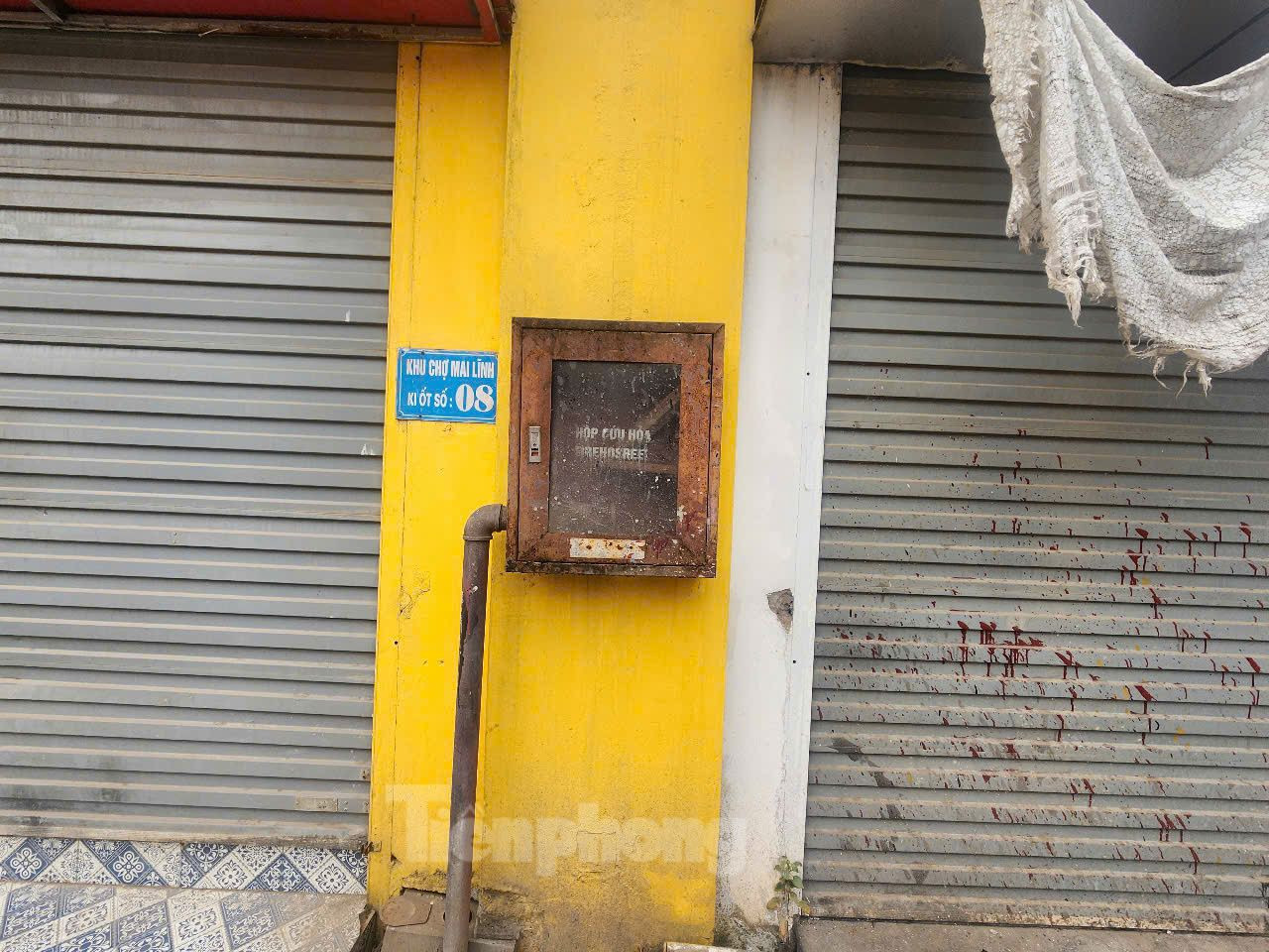 Những vi phạm trên đã được cơ quan chức năng quận Hà Đông chỉ ra và thiết lập hồ sơ xử lý. UBND quận Hà Đông đã ban hành Quyết định số 1632/QĐ-KPHQ ngày 17/3/2014 yêu cầu chủ đầu tư khắc phục hậu quả. Những vi phạm trên đã được cơ quan chức năng quận Hà Đông chỉ ra và thiết lập hồ sơ xử lý. UBND quận Hà Đông đã ban hành Quyết định số 1632/QĐ-KPHQ ngày 17/3/2014 yêu cầu chủ đầu tư khắc phục hậu quả.