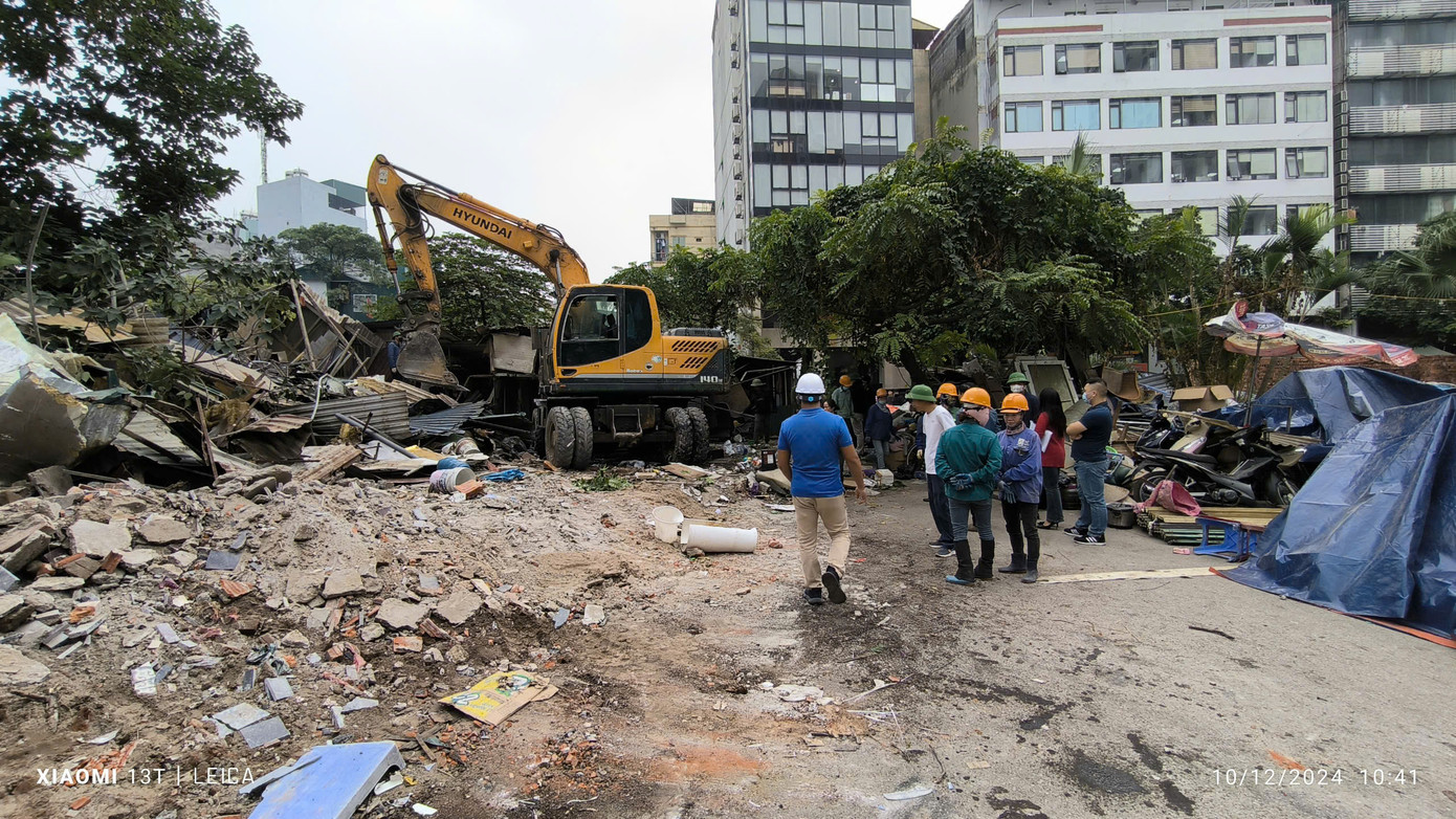 Lực lượng chức năng quận Cầu Giấy xử lý các trường hợp vi phạm trật tự xây dựng tại khu đất đã GPMB thuộc Khu đô thị mới Dịch Vọng. Lực lượng chức năng quận Cầu Giấy xử lý các trường hợp vi phạm trật tự xây dựng tại khu đất đã GPMB thuộc Khu đô thị mới Dịch Vọng.