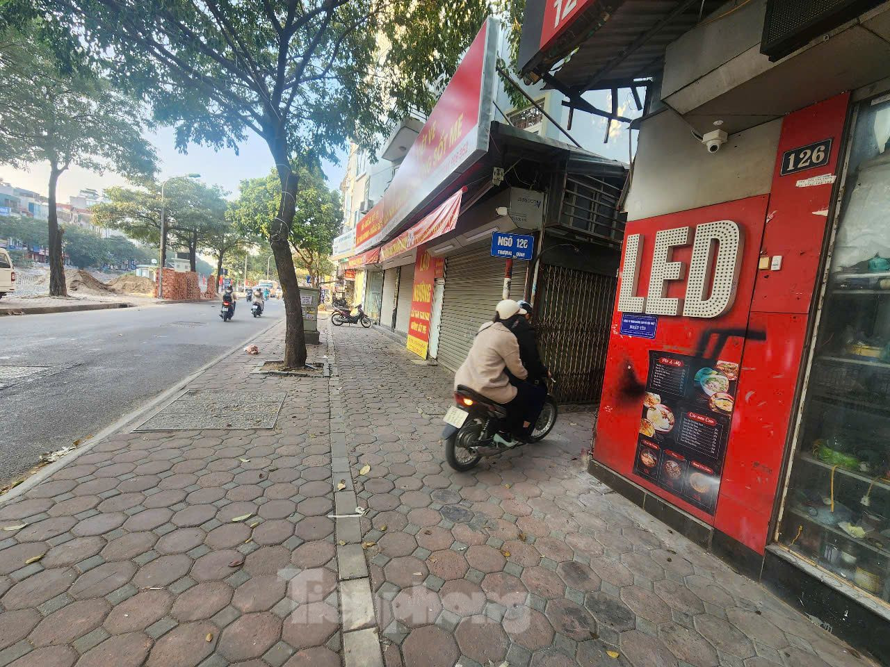 Chị Nguyễn Thị Thúy (trú tại Ngõ 162 Khương Đình) cho biết, trước đây, để tới cơ quan trên phố Văn Miếu chị phải đi theo cung đường Khương Đình - Nguyễn Trãi - Trường Chinh - Tây Sơn - Văn Miếu và thường xuyên bị "tắc" lại tại gầm cầu vượt Ngã Tư Sở và đường Trường Chinh do nhiều phương tiện quay đầu. Hiện tại, khi các ngõ đã mở barie, chị di chuyển theo hướng Thượng Đình - Nguyễn Trãi - cầu vượt Ngã Tư Sở - Tây Sơn - Văn Miếu, "tiết kiệm" được khoảng 30 phút.