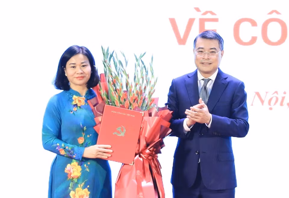 Trưởng Ban Tổ chức T.Ư Lê Minh Hưng trao Quyết định của Bộ Chính trị và tặng hoa chúc mừng đồng chí Nguyễn Thị Tuyến giữ chức Bí thư Đảng đoàn Hội LHPN Việt Nam