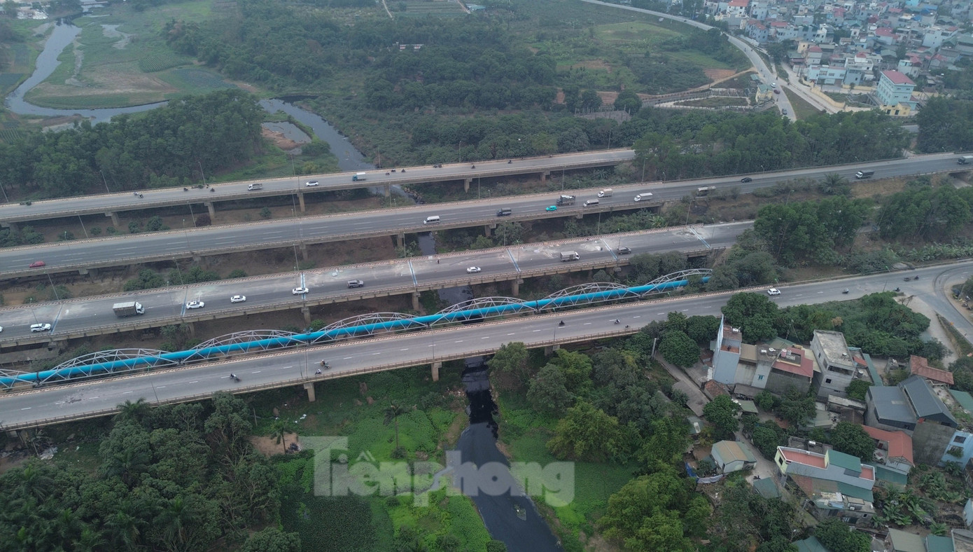 Ghi nhận của Tiền Phong những ngày cuối tháng 12/2024 cho thấy, sông Đáy đoạn chảy qua các huyện Đan Phượng, Hoài Đức, Quốc Oai (Hà Nội) đang bị ô nhiễm nghiêm trọng. Đặc biệt thời gian gần đây không có mưa lớn, trong khi nước thải từ sinh hoạt, sản xuất vẫn xả ra dòng sông Đáy.