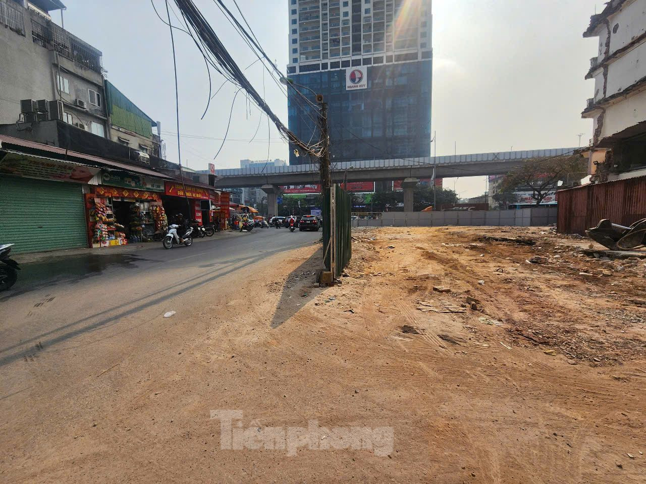 Đoạn nút giao Nguyễn Tuân - Nguyễn Trãi đã hoàn thành GPMB, hiện đã được Ban quản lý dự án đầu tư xây dựng quận Thanh Xuân quây tôn.