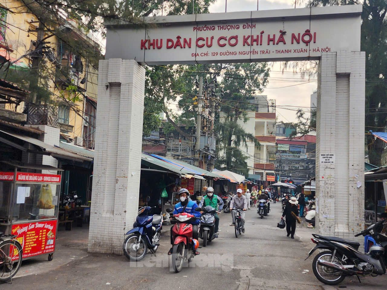 Người dân tổ dân phố số 8 khu Cơ khí 2A cũng cho biết, từ khi barie tại các ngõ nhỏ đầu Thượng Đình được tháo dỡ,giờ cao điểm, lượng phương tiện qua lại khu dân cư số 8 tăng đột biến kèm theo tiếng ồn, khói bụi... khiến cuộc sống người dân bị ảnh hưởng.