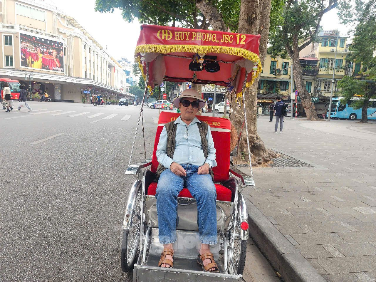 Ông Trần Văn Nam đã cao tuổi nhưng vẫn tranh thủ chở khách bằng xích lô để có thêm thu nhập. Ông Trần Văn Nam đã cao tuổi nhưng vẫn tranh thủ chở khách bằng xích lô để có thêm thu nhập.