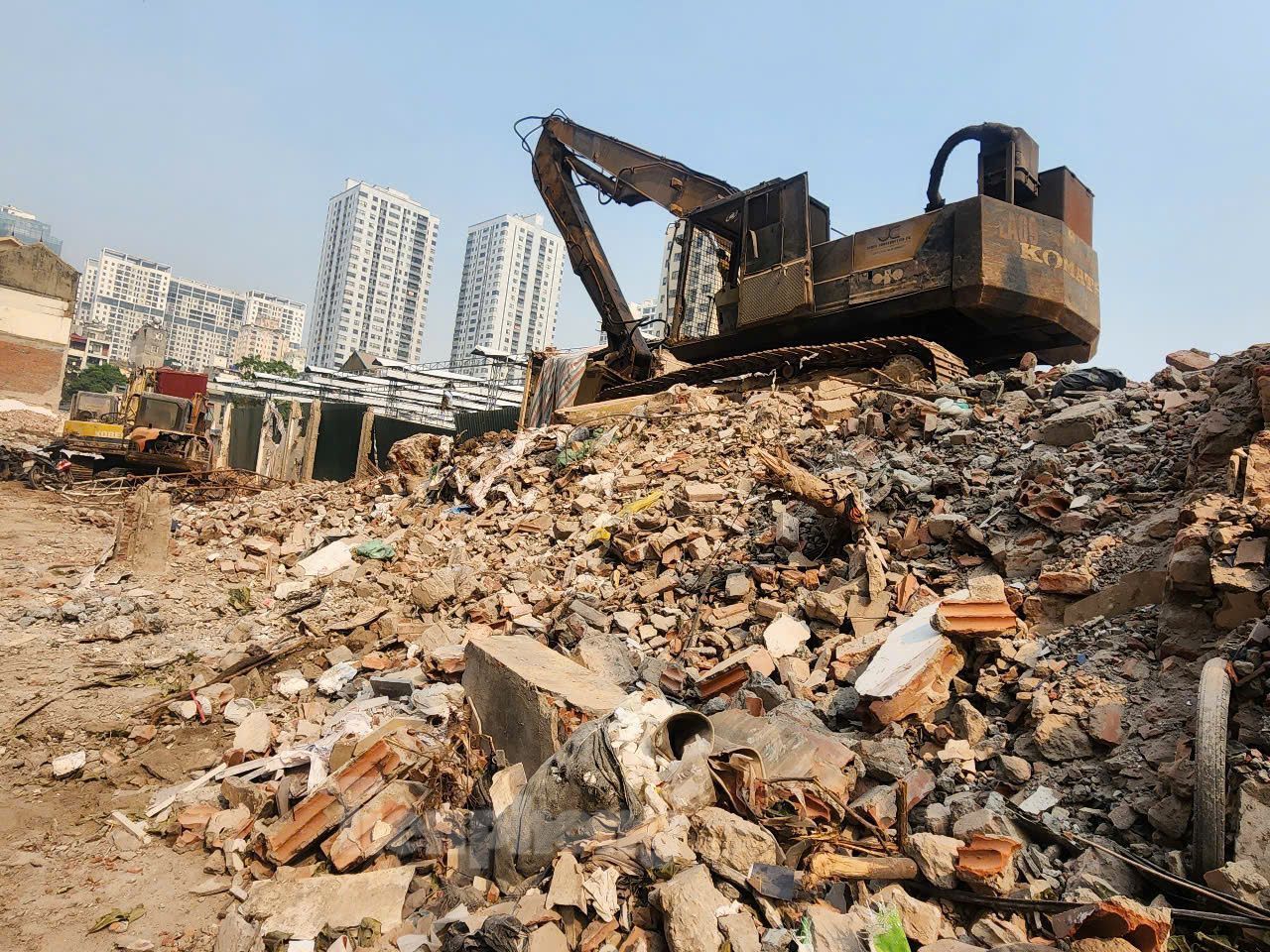 Máy móc phục vụ phá dỡ tại nhiều công trình.