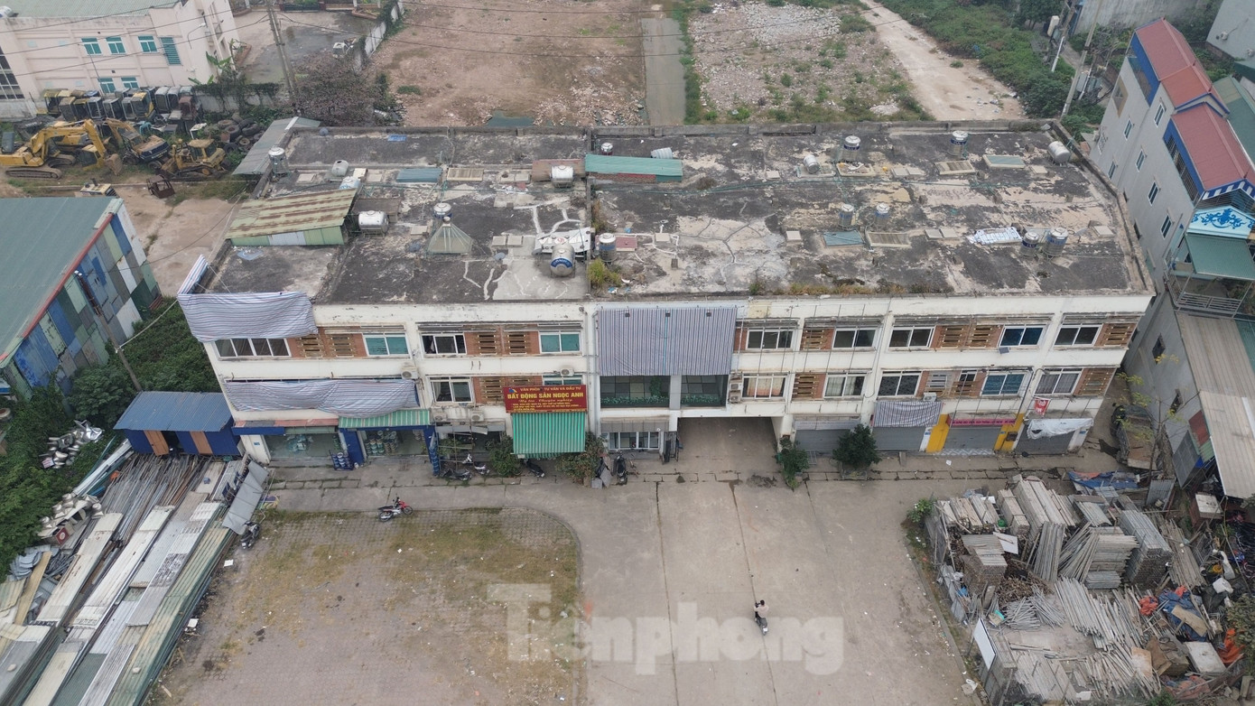 UBND phường Đồng Mai cũng cho biết, công ty chờ dự án mở rộng Quốc lộ 6 triển khai để xác định diện tích đất bị thu hồi sau đó nghiên cứu đề xuất hướng khắc phục theo quy định và thực tế. Công ty cũng đề nghị cơ quan chức năng cho phép điều chỉnh dự án theo hướng tăng quy mô, chức năng công trình; lập quy hoạch đất của dự án là đất thương mại, dịch vụ, xây dựng công trình trung tâm thương mại. UBND phường Đồng Mai cũng cho biết, công ty chờ dự án mở rộng Quốc lộ 6 triển khai để xác định diện tích đất bị thu hồi sau đó nghiên cứu đề xuất hướng khắc phục theo quy định và thực tế. Công ty cũng đề nghị cơ quan chức năng cho phép điều chỉnh dự án theo hướng tăng quy mô, chức năng công trình; lập quy hoạch đất của dự án là đất thương mại, dịch vụ, xây dựng công trình trung tâm thương mại.