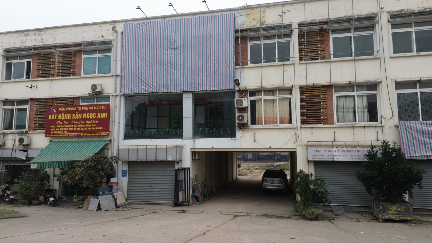 Tuy nhiên, đến nay chủ đầu tư mới khắc phục được một phần hậu quả. Tại chợ vẫn còn một số ki ốt Ban Quản lý chợ đang cho mượn làm kho, văn phòng... sử dụng sai mục đích. Ảnh: Một văn phòng BĐS tại chợ Mai Lĩnh Tuy nhiên, đến nay chủ đầu tư mới khắc phục được một phần hậu quả. Tại chợ vẫn còn một số ki ốt Ban Quản lý chợ đang cho mượn làm kho, văn phòng... sử dụng sai mục đích. Ảnh: Một văn phòng BĐS tại chợ Mai Lĩnh