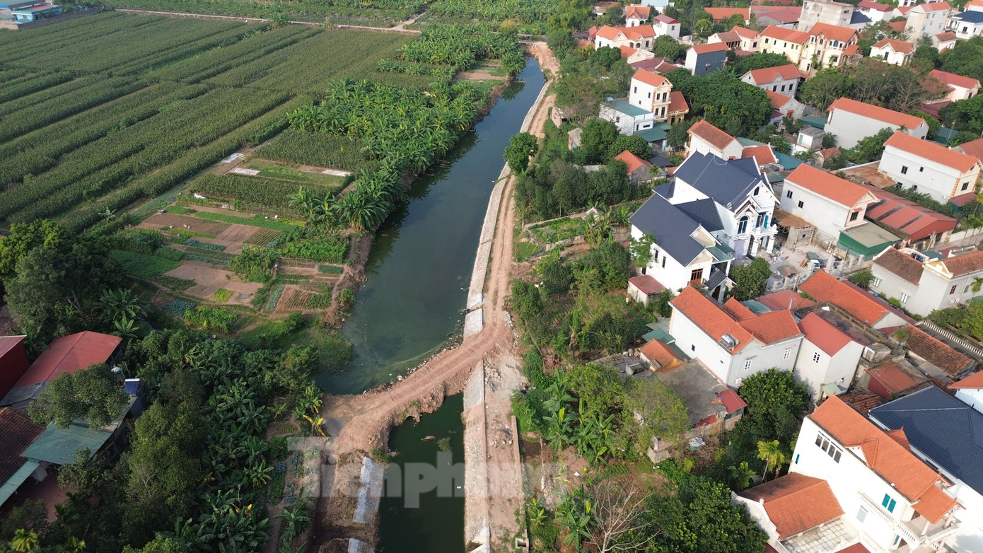 Trước tình trạng ô nhiễm sông Đáy, thời gian qua cử tri Hà Nội đã nhiều lần đề nghị thành phố sớm có phương án “hồi sinh” dòng sông này. Trả lời kiến nghị của cử tri, UBND thành phố Hà Nội cho biết, Bộ NN&amp;PTNT đã triển khai thực hiện Dự án “Nạo vét, cải tạo lòng dẫn sông Đáy TP. Hà Nội”. Quy mô dự án nạo vét từ Đập Đáy (huyện Đan Phượng) đến phường Yên Nghĩa, quận Hà Đông với chiều dài tổng cộng 23km (ảnh: Sông Đáy đoạn tại xã Hát Môn, huyện Đan Phượng).