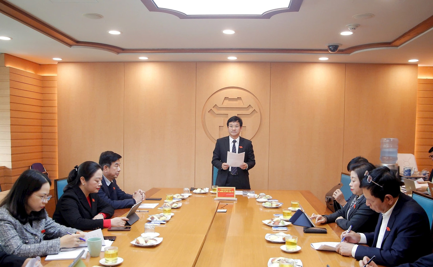 Các đại biểu thảo luận tại Tổ, chiều 9/12.