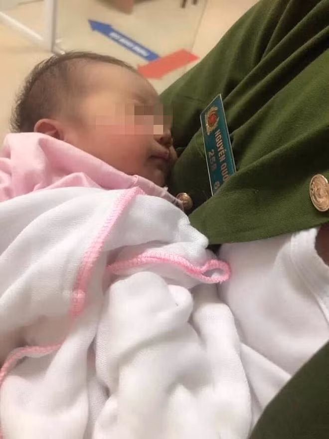 Bé gái 6 ngày tuổi bị bỏ rơi cùng tâm thư ở Lào Cai ảnh 2