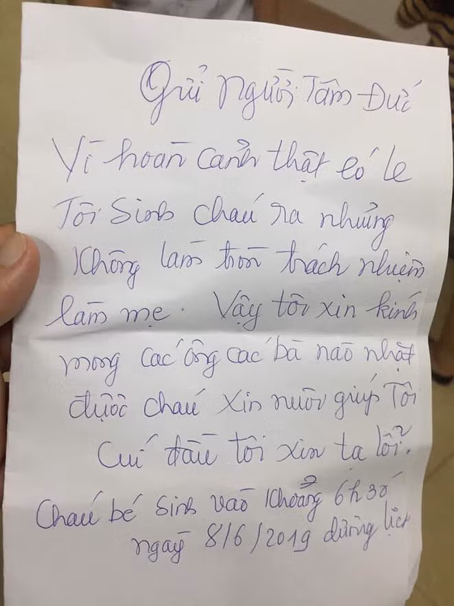 Bé gái 6 ngày tuổi bị bỏ rơi cùng tâm thư ở Lào Cai ảnh 1