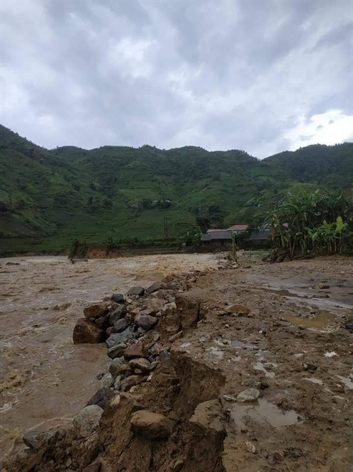 Lũ ầm ầm kéo về Sa Pa, cuốn trôi ô tô, làm sập cầu treo ảnh 2