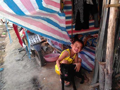 Cháu Thương Tín theo cha mẹ đi công trình suốt mấy tháng hè, chỉ biết làm bạn với cún con