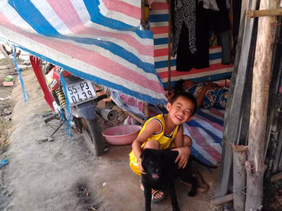 Cháu Thương Tín theo cha mẹ đi công trình suốt mấy tháng hè, chỉ biết làm bạn với cún con