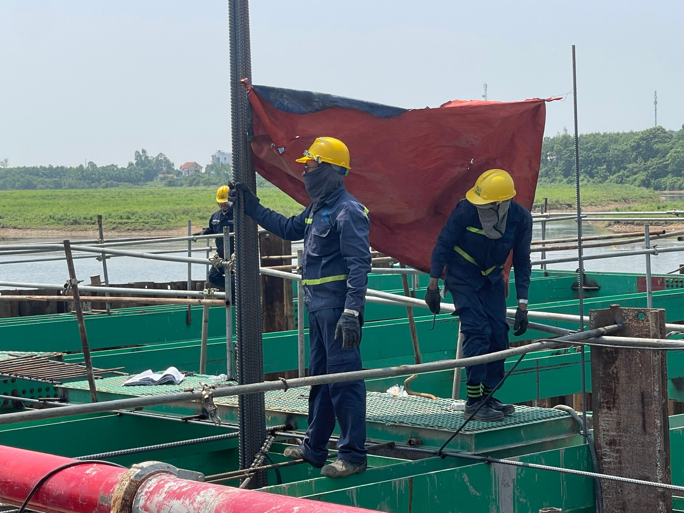 Công nhân bịt kín mặt mũi để thi công công trình Cầu Long Đại Công nhân bịt kín mặt mũi để thi công công trình Cầu Long Đại