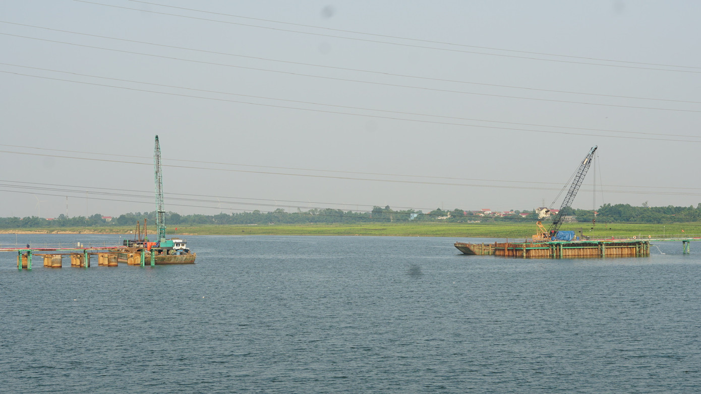 Các trụ cầu Long Đại đang hình thành Các trụ cầu Long Đại đang hình thành