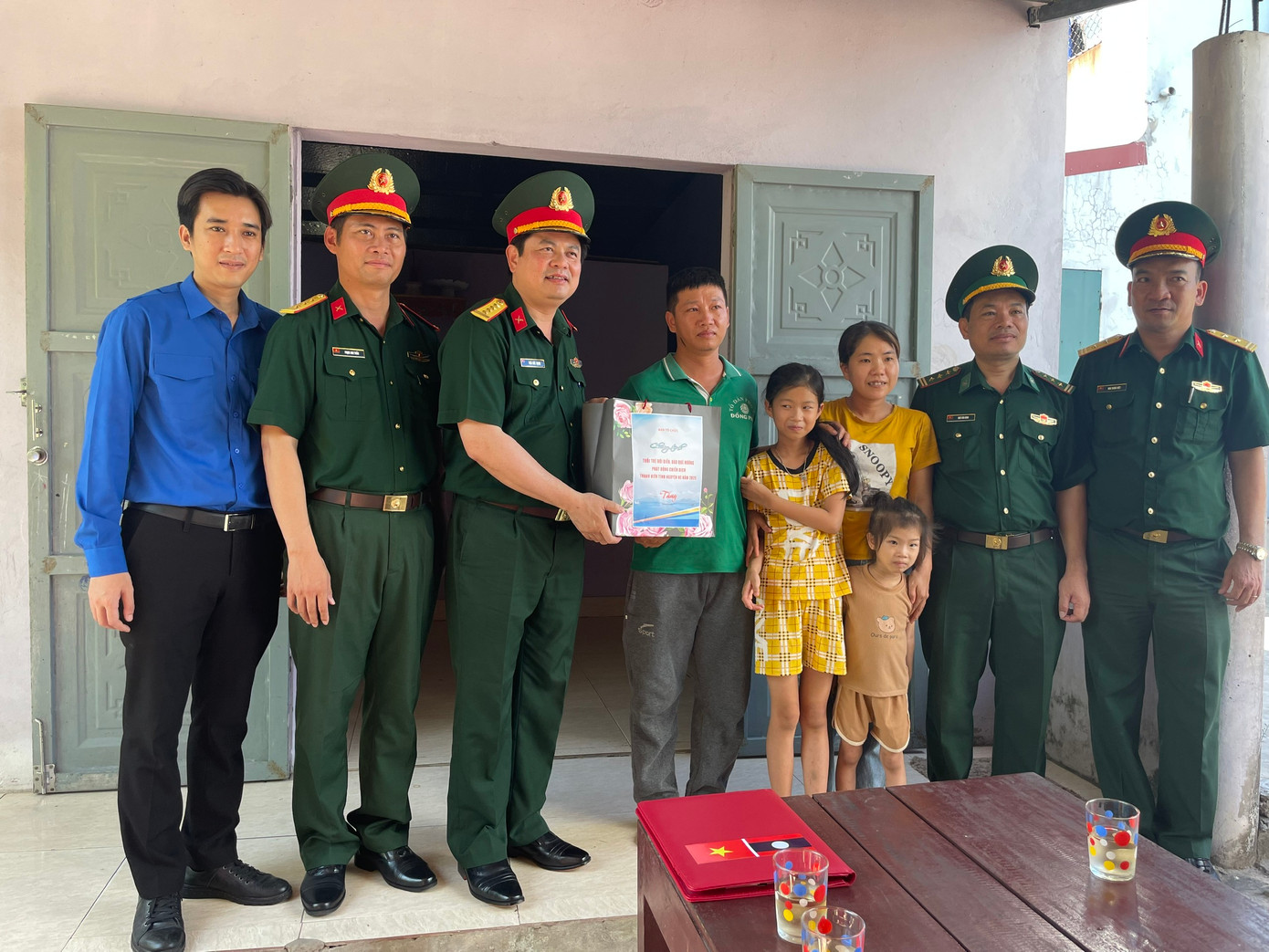 Tặng quà cho những gia đình khó khăn ở Tp. Đồng Hới Tặng quà cho những gia đình khó khăn ở Tp. Đồng Hới