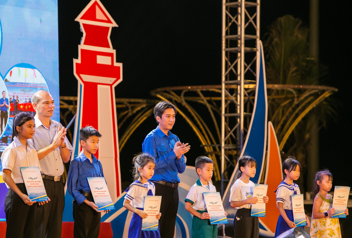 Trao tặng giải thưởng cho các em học sinh đạt giải trong cuộc thi vẽ tranh với chủ để về biển đảo quê hương Trao tặng giải thưởng cho các em học sinh đạt giải trong cuộc thi vẽ tranh với chủ để về biển đảo quê hương