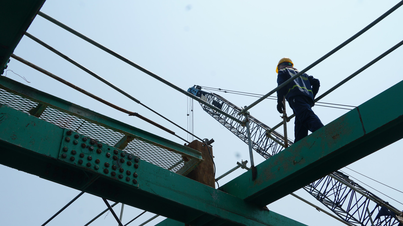 Nắng nóng làm ảnh hưởng rất nhiều đến công nhân lao động ở các công trường Nắng nóng làm ảnh hưởng rất nhiều đến công nhân lao động ở các công trường