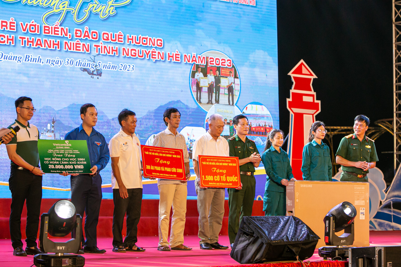 Những phần quà ý nghĩa dành tặng cho các lực lượng, ngư dân và tuổi trẻ của tỉnh Quảng Bình Những phần quà ý nghĩa dành tặng cho các lực lượng, ngư dân và tuổi trẻ của tỉnh Quảng Bình