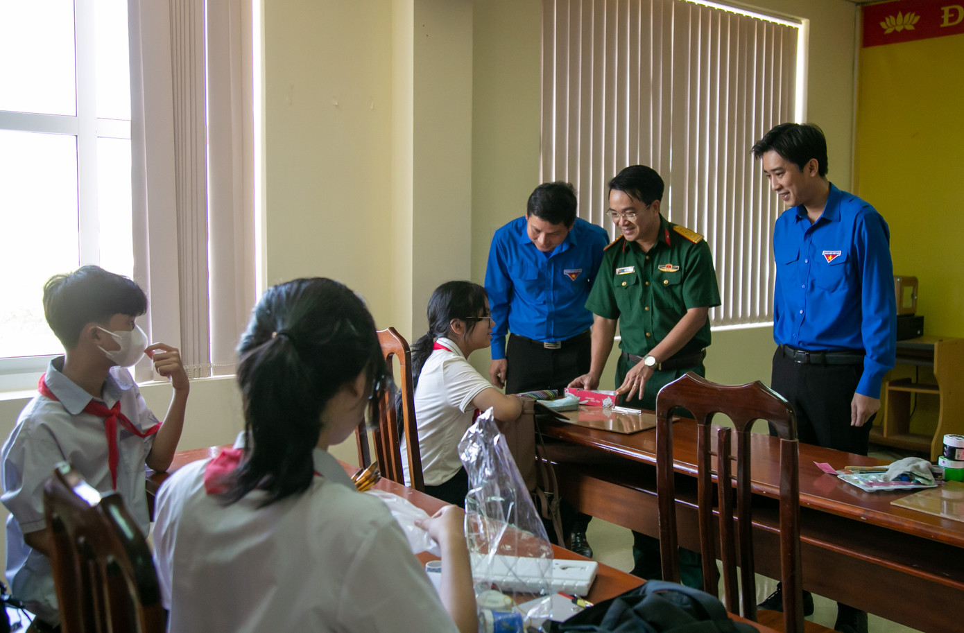 Đại diện Tỉnh Đoàn Quảng Bình và Cục chính trị QK4 động viên các thí sinh trước giờ thi Đại diện Tỉnh Đoàn Quảng Bình và Cục chính trị QK4 động viên các thí sinh trước giờ thi