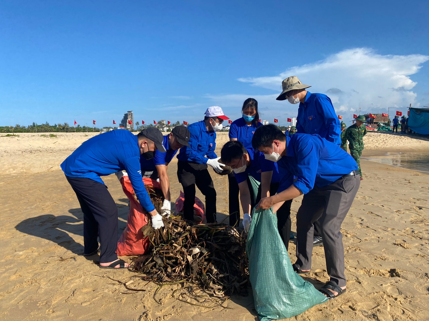 Dọn rác thải bên bờ biển Dọn rác thải bên bờ biển