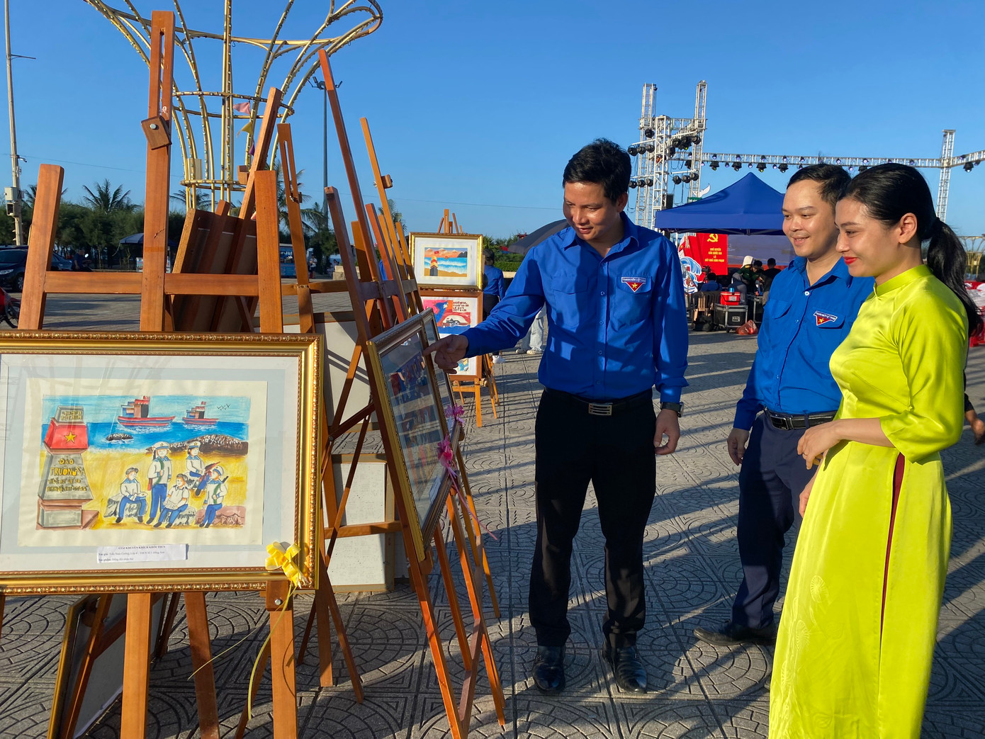 Triển lãm những tác phẩm tranh vẽ với chủ đề biển đảo quê hương của các em học sinh Tp. Đồng Hới Triển lãm những tác phẩm tranh vẽ với chủ đề biển đảo quê hương của các em học sinh Tp. Đồng Hới