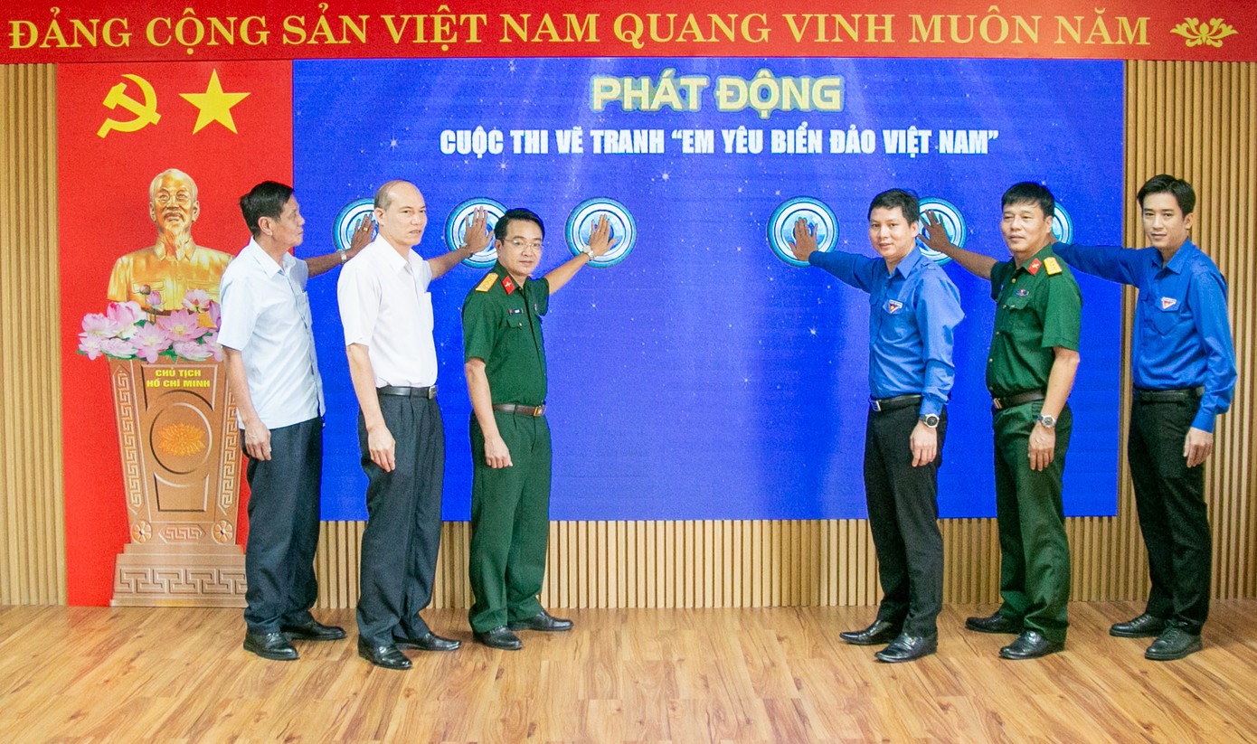 BTC nhấn nút phát động cuộc thi BTC nhấn nút phát động cuộc thi