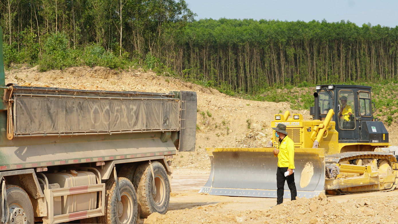 Đối với những đoạn đường đào đắp đất đá, những nhân viên đo đạc, giám sát thường phải đứng nguyên cả ngày dưới trời nắng hầm hập của Quảng Bình Đối với những đoạn đường đào đắp đất đá, những nhân viên đo đạc, giám sát thường phải đứng nguyên cả ngày dưới trời nắng hầm hập của Quảng Bình