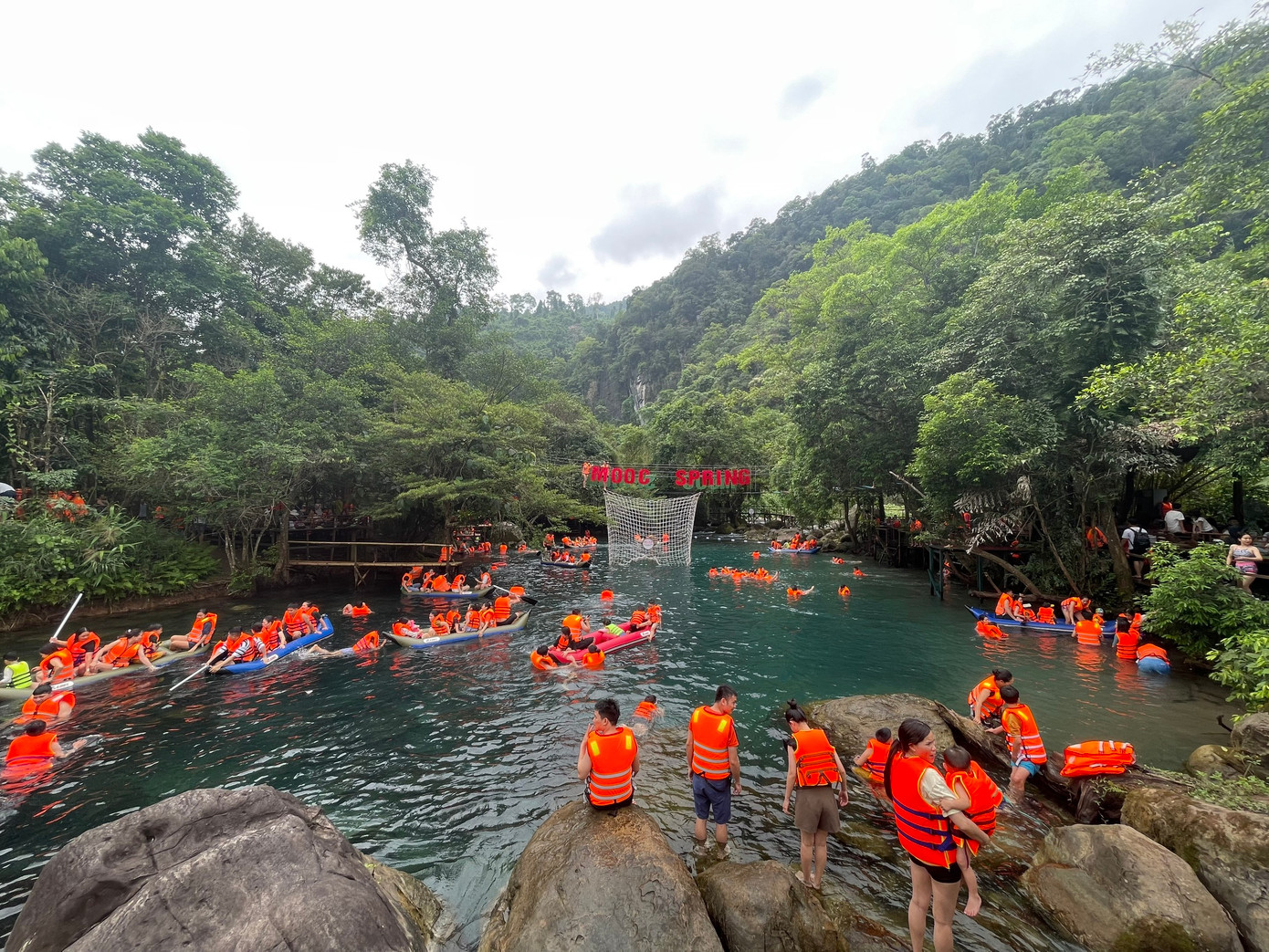 Khách du lịch đến với khu du lịch suối Moọc ở Phong Nha - Kẻ Bàng Khách du lịch đến với khu du lịch suối Moọc ở Phong Nha - Kẻ Bàng