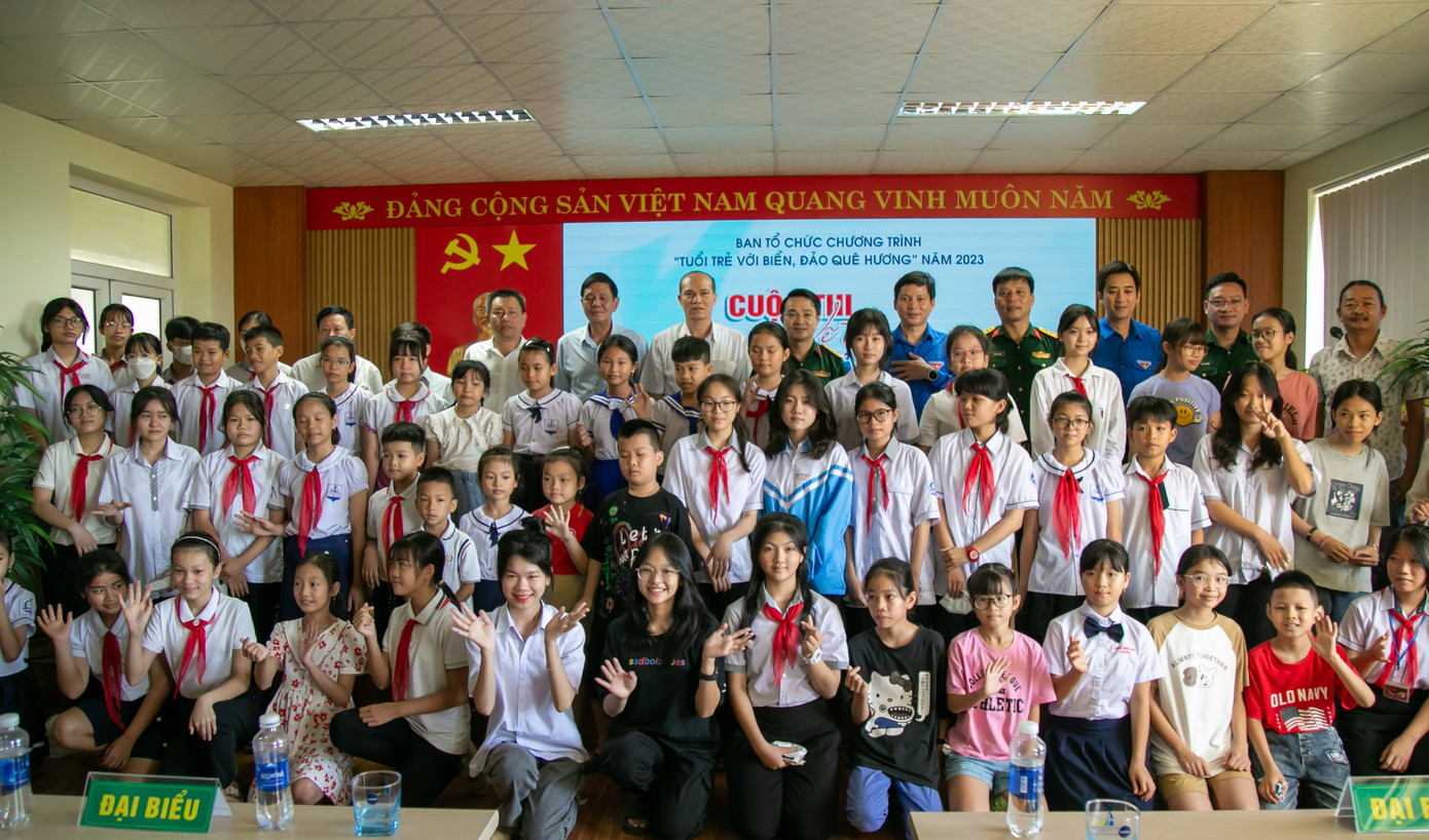 Các thí sinh tham gia cuộc thi chụp ảnh lưu niệm với BTC Các thí sinh tham gia cuộc thi chụp ảnh lưu niệm với BTC