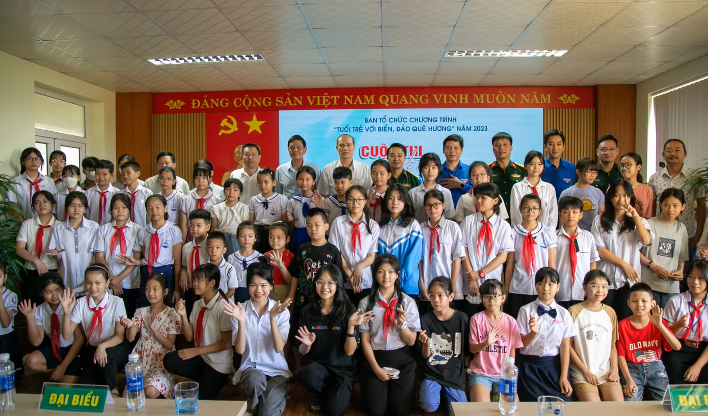 Các thí sinh tham gia cuộc thi chụp ảnh lưu niệm với BTC Các thí sinh tham gia cuộc thi chụp ảnh lưu niệm với BTC