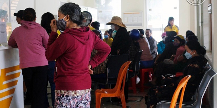 Khách hàng đến giao dịch tại Bưu điện huyện Tuyên Hóa, Quảng Bình. Khách hàng đến giao dịch tại Bưu điện huyện Tuyên Hóa, Quảng Bình.