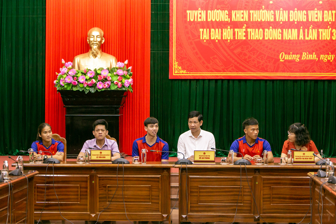 Lãnh đạo tỉnh Quảng Bình khen thưởng các VĐV xuất sắc tại SEA Games